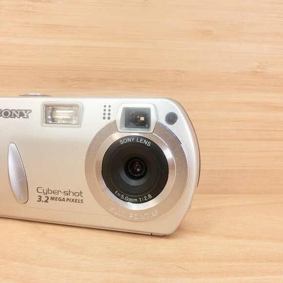 Sony Cyber-shot DSC-P32 / 3.2MP Digital Camera / Silver / Made in Japan - Picture 2 of 8